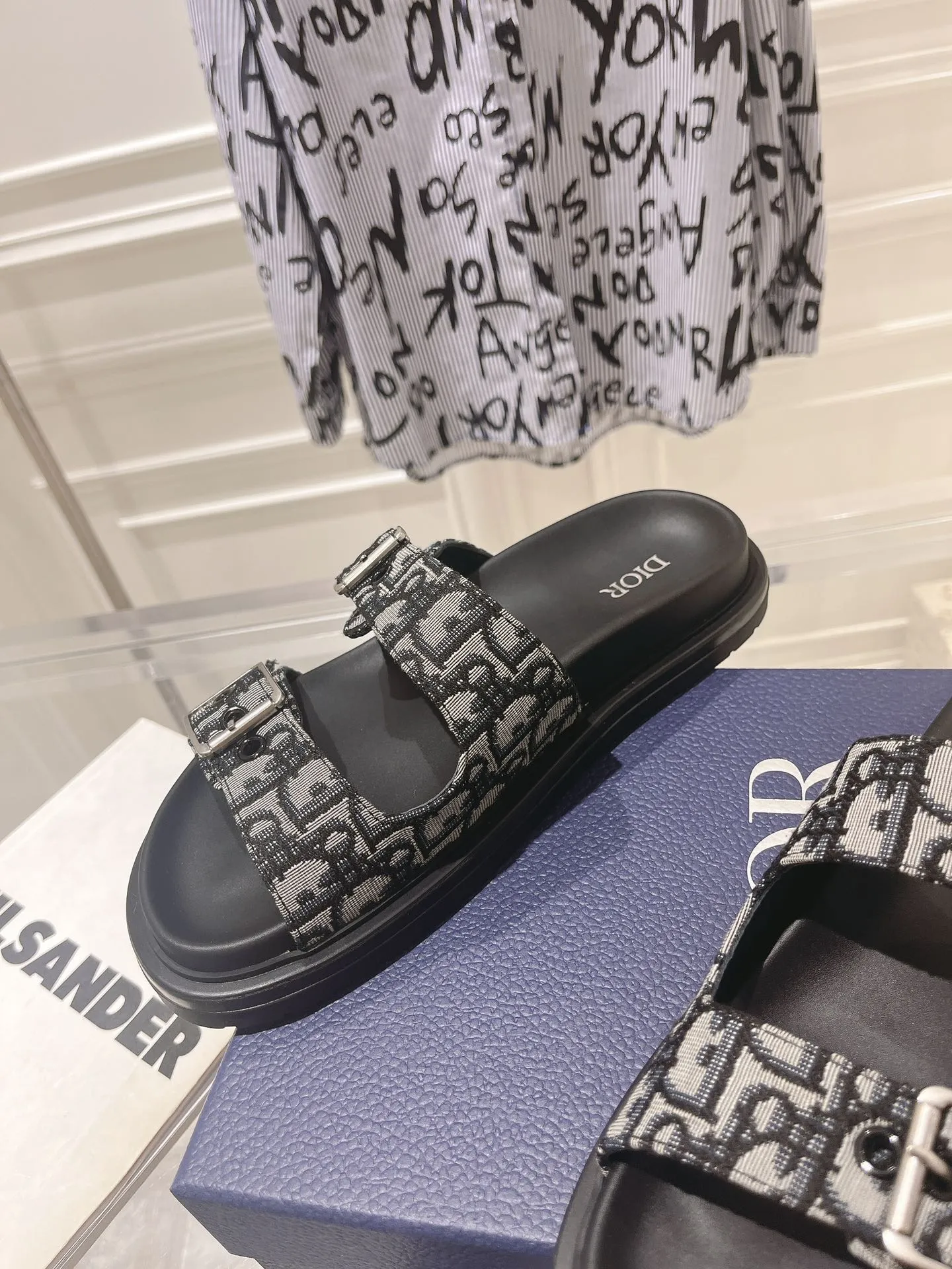 👟👟Ex-factory price 420👟👟 #Men's top version 𝐃𝐈𝐎𝐑# Dior's new men's summer slippers 🔥Purchase the original development Alias ​​sandals are new products in 2024. They are a leisurely and exquisite work. The upper is made of imported denim ➕ calfskin 🔥 Original molded rubber outsole provides the best comfort 🔥 ✔️Size: #38-46
